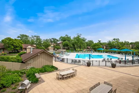 Exterior - 21 Kyle Ct, Willowbrook, IL 60527 photo 7 of 10