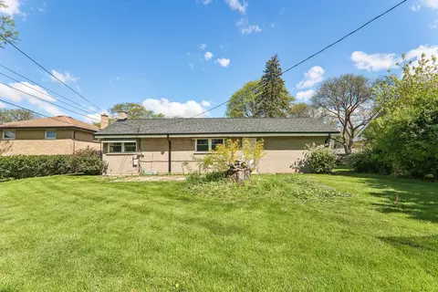 Exterior - 807 E Golfview Dr, Mount Prospect, IL 60056 photo 2 of 3