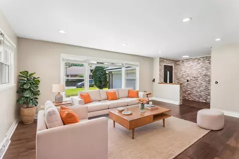 Living - 807 E Golfview Dr, Mount Prospect, IL 60056 photo 1 of 5