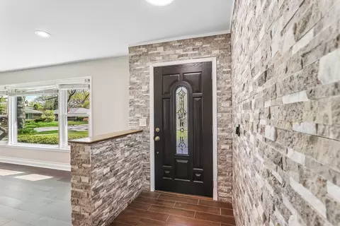 Entry Way - 807 E Golfview Dr, Mount Prospect, IL 60056 photo 1 of 1