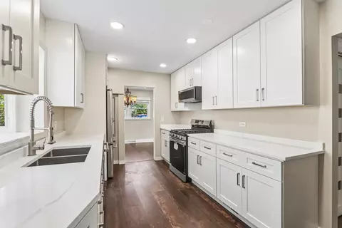 Kitchen - 807 E Golfview Dr, Mount Prospect, IL 60056 photo 3 of 3