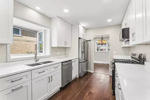 Kitchen - 807 E Golfview Dr, Mount Prospect, IL 60056 photo 2 of 3