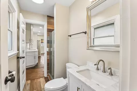 Bath - 807 E Golfview Dr, Mount Prospect, IL 60056 photo 2 of 4