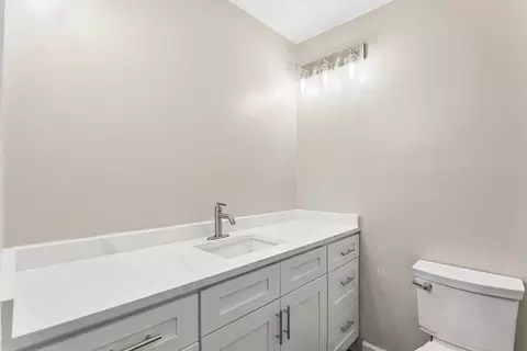 Bath - 807 E Golfview Dr, Mount Prospect, IL 60056 photo 3 of 4
