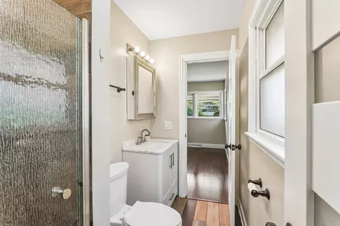 Bath - 807 E Golfview Dr, Mount Prospect, IL 60056 photo 1 of 4