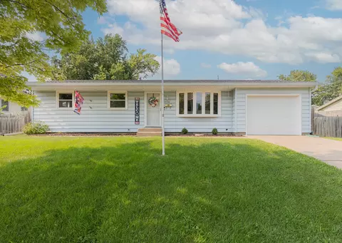 1114 Hillside Dr, Bettendorf, IA 52722