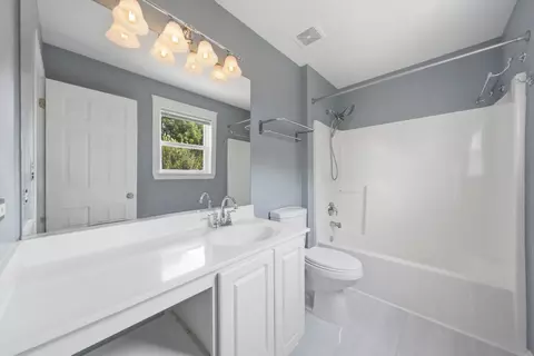 Bath - 2075 Corinne Rd, Aurora, IL 60506 photo 2 of 3