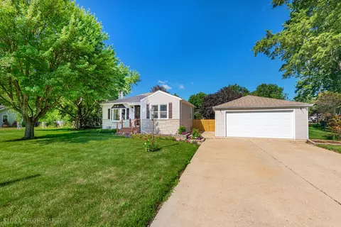 380 Charlotte Ave, Crystal Lake, IL 60014