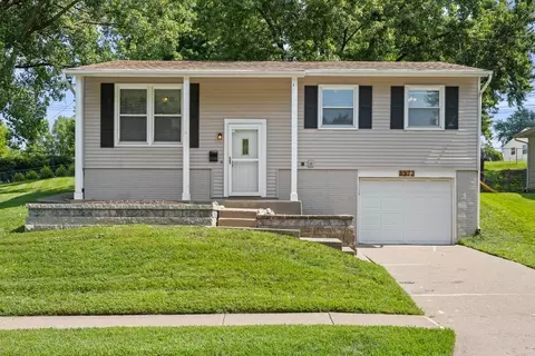 1272 Golden Valley Dr, Bettendorf, IA 52722