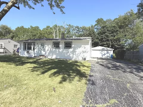 15 Alameda Dr, Carpentersville, IL 60110