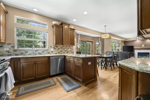 Kitchen - 16511 W Springview Dr, Lockport, IL 60441 photo 2 of 3