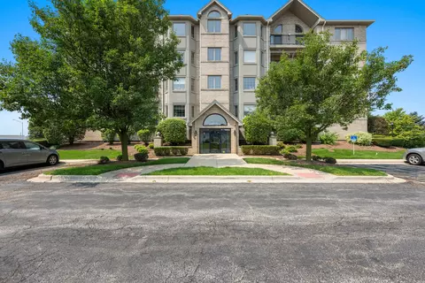 8515 Woodward Ave #303, Woodridge, IL 60517