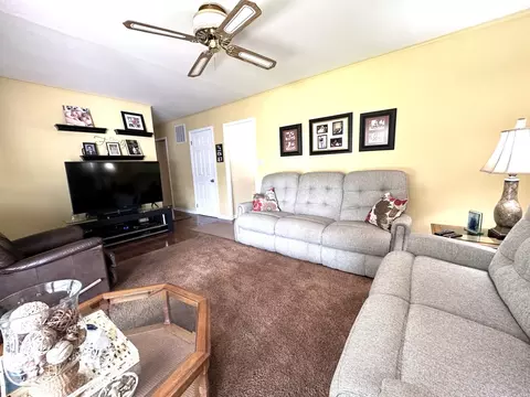 Living - 1815 13th St, Peru, IL 61354 photo 2 of 5