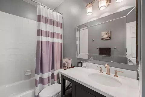 Bath - 7521 Brown Ave #E, Forest Park, IL 60130 photo 3 of 3