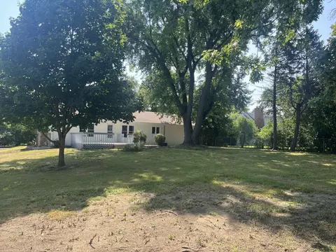 Exterior - 7 S410 Midfield Dr, Aurora, IL 60506 photo 7 of 7