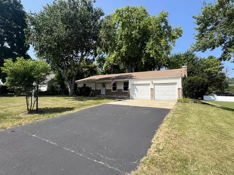 Exterior - 7 S410 Midfield Dr, Aurora, IL 60506 photo 2 of 7