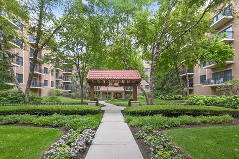5100 W 96th St #240, Oak Lawn, IL 60453
