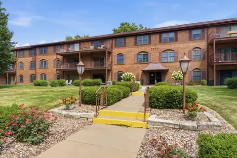 1350 Kimberly Ridge Rd #108, Bettendorf, IA 52722