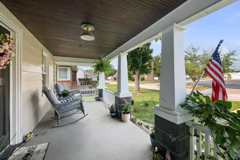 2325 29th St, Moline, IL 61265 photo 4