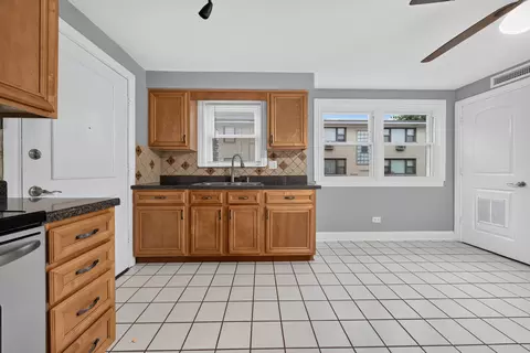 Kitchen - 5024 N Austin Ave #2E, Chicago, IL 60630 photo 2 of 5
