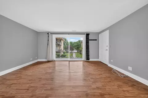 Living - 5024 N Austin Ave #2E, Chicago, IL 60630 photo 1 of 4
