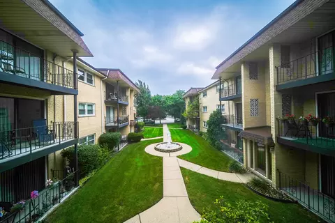 Exterior - 5024 N Austin Ave #2E, Chicago, IL 60630 photo 2 of 5