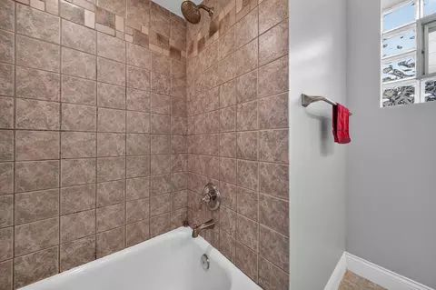 Bath - 5024 N Austin Ave #2E, Chicago, IL 60630 photo 1 of 4