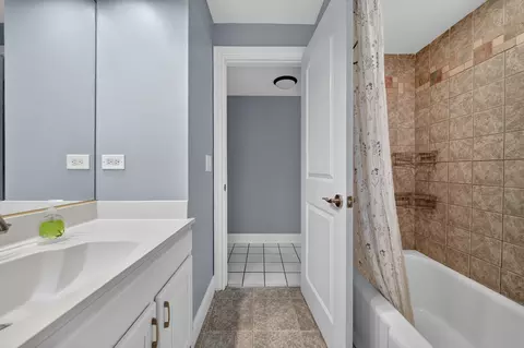 Bath - 5024 N Austin Ave #2E, Chicago, IL 60630 photo 3 of 4