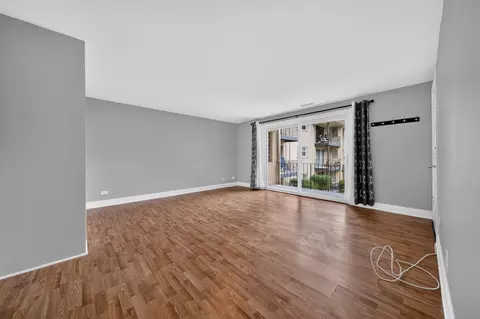 Living - 5024 N Austin Ave #2E, Chicago, IL 60630 photo 2 of 4
