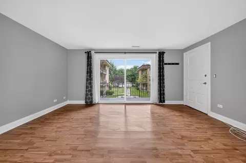 Living - 5024 N Austin Ave #2E, Chicago, IL 60630 photo 3 of 4