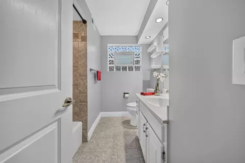 Bath - 5024 N Austin Ave #2E, Chicago, IL 60630 photo 4 of 4