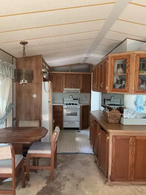 Kitchen - 184 Windward, Lakemoor, IL 60051 photo 2 of 2