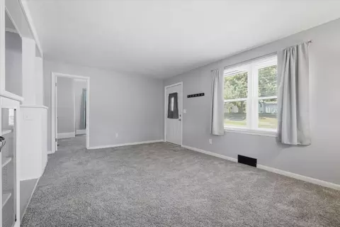 Living - 713 E Buchanan St, Bloomington, IL 61701 photo 2 of 4