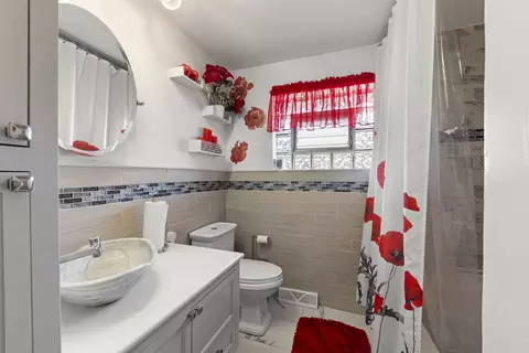 Bath - 5902 W Maple Ave, Berkeley, IL 60163 photo 1 of 2