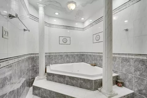 Bath - 14650 Lamon Ave, Midlothian, IL 60445 photo 3 of 5