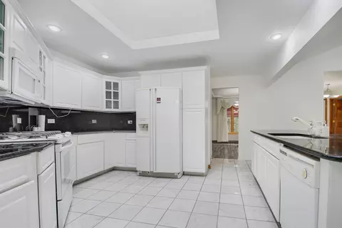 Kitchen - 14650 Lamon Ave, Midlothian, IL 60445 photo 4 of 10