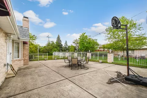 Exterior - 14650 Lamon Ave, Midlothian, IL 60445 photo 4 of 8