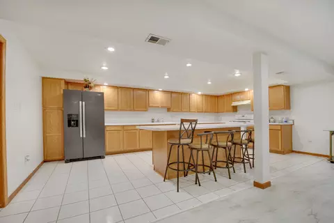 Kitchen - 14650 Lamon Ave, Midlothian, IL 60445 photo 7 of 10