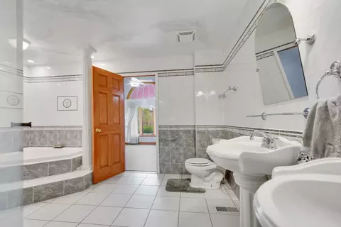 Bath - 14650 Lamon Ave, Midlothian, IL 60445 photo 2 of 5