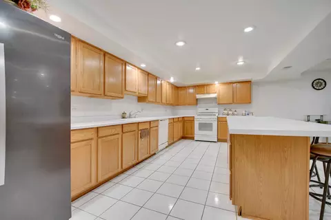Kitchen - 14650 Lamon Ave, Midlothian, IL 60445 photo 10 of 10