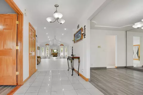 Entry Way - 14650 Lamon Ave, Midlothian, IL 60445 photo 1 of 2