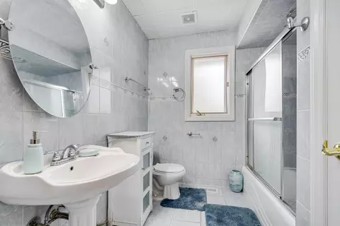 Bath - 14650 Lamon Ave, Midlothian, IL 60445 photo 4 of 5
