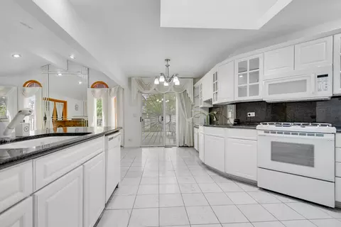Kitchen - 14650 Lamon Ave, Midlothian, IL 60445 photo 3 of 10