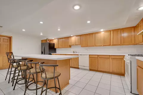 Kitchen - 14650 Lamon Ave, Midlothian, IL 60445 photo 8 of 10