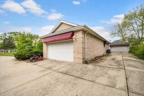 Exterior - 14650 Lamon Ave, Midlothian, IL 60445 photo 3 of 8