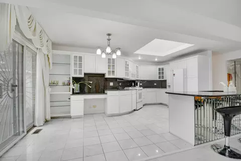 Kitchen - 14650 Lamon Ave, Midlothian, IL 60445 photo 5 of 10