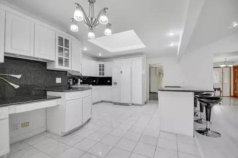 Kitchen - 14650 Lamon Ave, Midlothian, IL 60445 photo 2 of 10