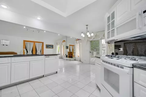 Kitchen - 14650 Lamon Ave, Midlothian, IL 60445 photo 6 of 10