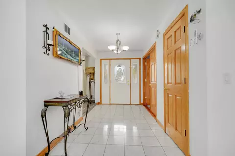 Entry Way - 14650 Lamon Ave, Midlothian, IL 60445 photo 2 of 2