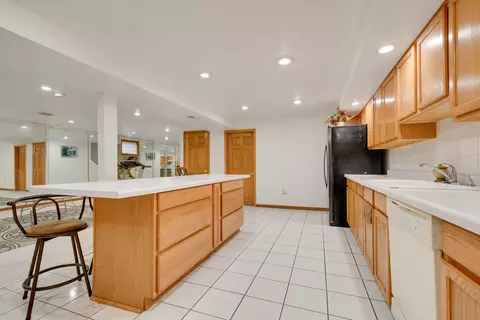 Kitchen - 14650 Lamon Ave, Midlothian, IL 60445 photo 9 of 10